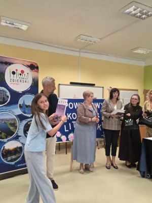 Sandra M. kl. Vb odbiera od organizator&oacute;w wyr&oacute;żnienie.