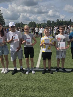 Uczniowie podczas ceremonii wręczenia dyplomów.