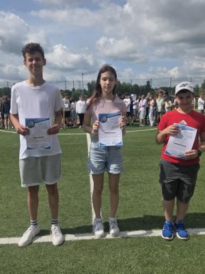 Uczniowie podczas ceremonii wręczenia dyplomów.