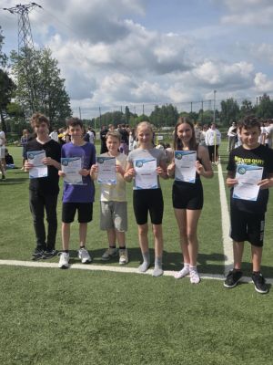 Uczniowie podczas ceremonii wręczenia dyplomów.