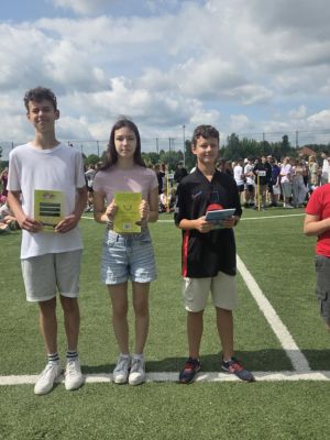 Uczniowie podczas ceremonii wręczenia dyplomów i nagród ksiązkowych.