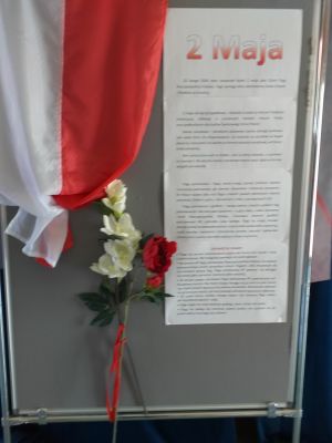 Fragment dekoracji z okazji 1 Maja. Plakaty wykonane przez uczni&oacute;w.