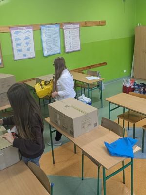 Uczennice pakują zebrane artykuły dla zwierząt