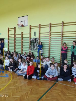 Uczniowie słuchają wypowiedzi prowadzących apel. 