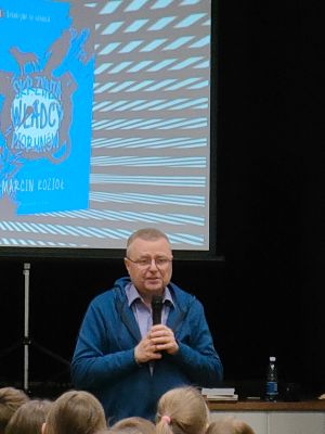 Autor opowiada o Skrzyni Władcy piorunów lekturze uzupełniającej klas szkoły podstawowej. Autor opowiada o Skrzyni Władcy piorunów lekturze uzupełniającej klas szkoły podstawowej.