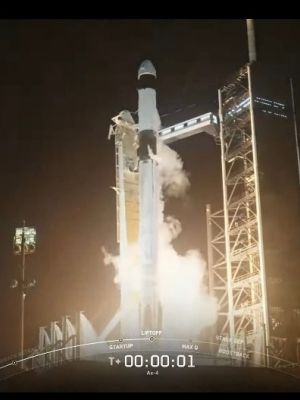 Start rakiety Falcon 9 z Polakiem Sławojem Uznańskim-Wiśniewskim na pokładzie 