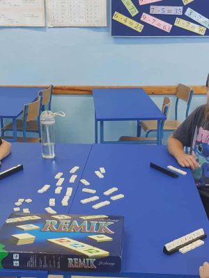 Uczennice klasy czwartej grają w Remika.