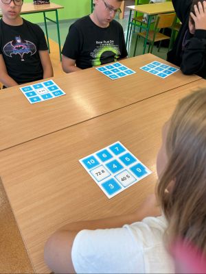 Uczniowie klasy 7a i 7c w grze Bingo Matematyczne.