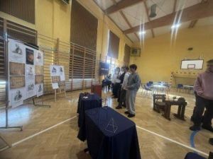 Uczniowie szukają wskaz&oacute;wek aby wykonać zadanie.