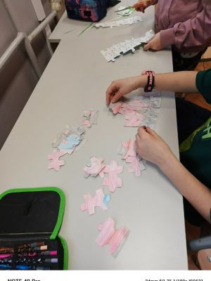 Wsp&oacute;lne układanie puzzli.