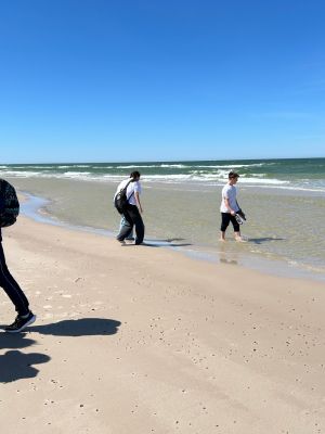 Spacer plażą w kierunku latarni morskiej w Czołpinie.