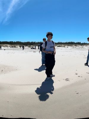 Spacer plażą w kierunku latarni morskiej w Czołpinie.