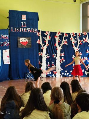 Przedstawienie muzyczno taneczne przygotowane przez uczni&oacute;w i nauczycieli