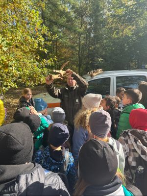 Lekcja przyrody poprowadzona przez pana leśniczego.