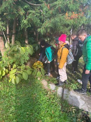 Moment odnalezienia skarbu &ndash; słodkich przekąsek dla uczestnik&oacute;w rajdu.