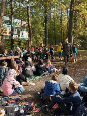 Lekcja przyrody poprowadzona przez pana leśniczego.