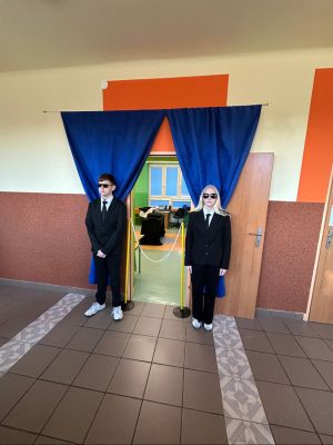 Członkowie drużyny przy wejściu do pracowni.