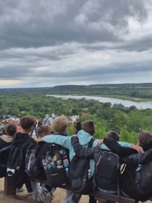Uczniowie klas VI podziwiają malowniczą panoramę miasta oraz okoliczne krajobrazy.