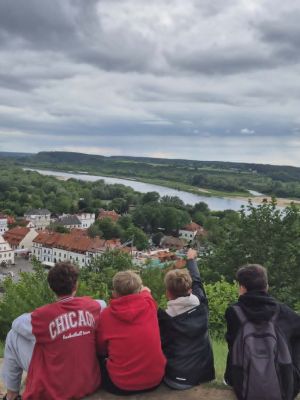 Uczniowie podziwiali panoramę Kazimierza Dolnego z G&oacute;ry Trzech Krzyży, skąd rozciąga się piękny widok na miasto i dolinę Wisły.