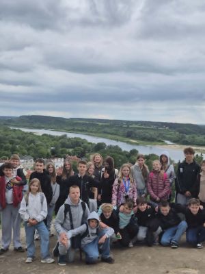 Na G&oacute;rze Trzech Krzyży wszyscy uczniowie zrobili wsp&oacute;lne zdjęcie na tle panoramy Kazimierza Dolnego.