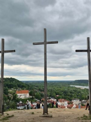 G&oacute;ra Trzech Krzyży. Podziwianie panoramy Kazmierza Dolnego oraz okolic.