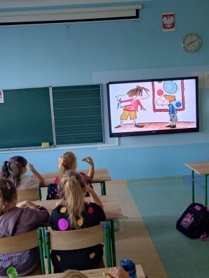 Dzieci oglądają film  Kropka