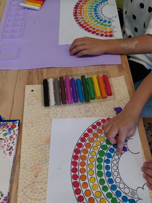 Wyklejanki plasteliną w klasie 1a