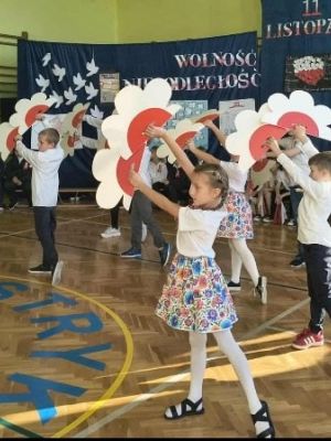 Święto Niepodległości - taniec kwiat&oacute;w w wykonaniu uczni&oacute;w klasy 3b