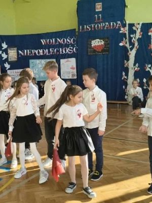 Święto Niepodległości- walc w wykonaniu uczni&oacute;w klasy 3a