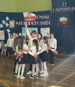 Święto Niepodległości- walc w wykonaniu uczni&oacute;w klasy 3a