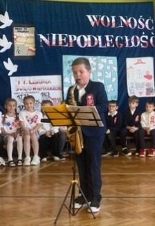 Święto Niepodległości- wykonanie &bdquo;Roty&rdquo; na saksofonie przez ucznia klasy 3b