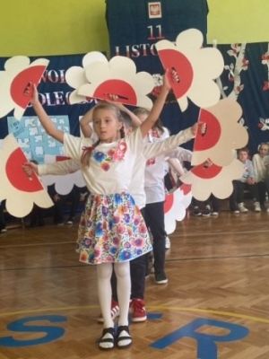 Święto Niepodległości - taniec kwiat&oacute;w w wykonaniu uczni&oacute;w klasy 3b