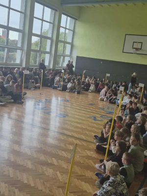 Społeczność uczniowska na apelu porządkowym