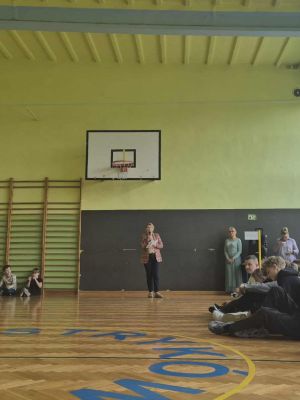 Kilka sł&oacute;w od pani Dyrektor na temat bezpieczeństwa w szkole i poza szkołą. 