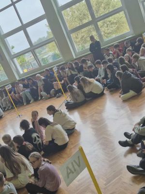 Zniecierpliwieni uczniowie czekają na ogłoszenie wynik&oacute;w.