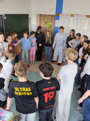 Uczniowie wcielający się w nauczycieli podczas prowadzenia lekcji.