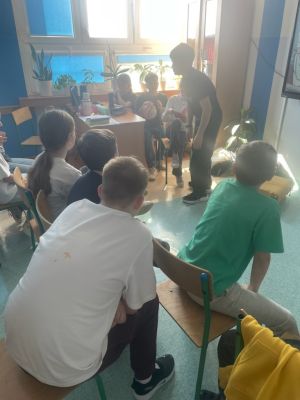 Uczniowie wcielający się w nauczycieli podczas prowadzenia lekcji.