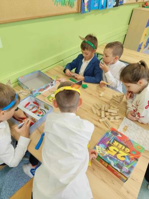 Uczniowie grają w swoje gry planszowe.