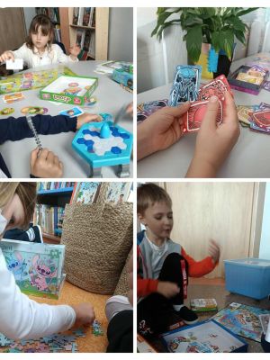  Uczniowie grają w swoje gry planszowe.