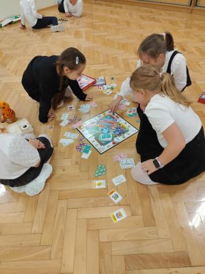 Uczniowie grają w swoje ulubione gry planszowe.