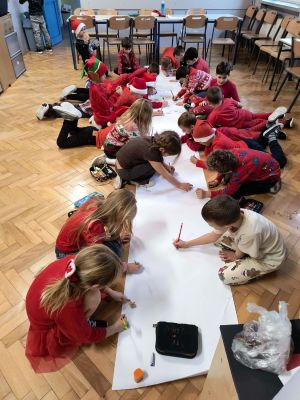 Wsp&oacute;lne tworzenie świątecznej atmosfery w świetlicy. 