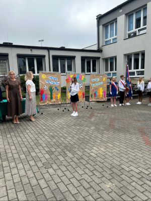 Przewodnicząca szkoły składa meldunek dyrektor Marzenie Ciesielskiej.