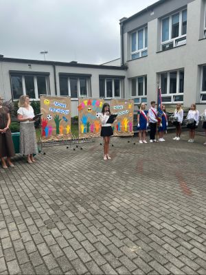 Uczennica recytuje wiersz dotyczący historii 1 września 1939 r.