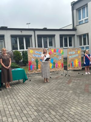 Pani dyrektor Marzena Ciesielska wita uczni&oacute;w w nowym roku szkolnym.