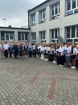 Dyrekcja oraz przedstawicielka urzędu wręczją Nagrody Burmistrza.