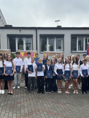 Uczniowie, kt&oacute;rzy otrzymli Nagrodę Burmistrza.