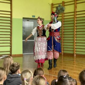 Roztańczona lekcja tradycji – koncert muzyczny w naszej szkole!