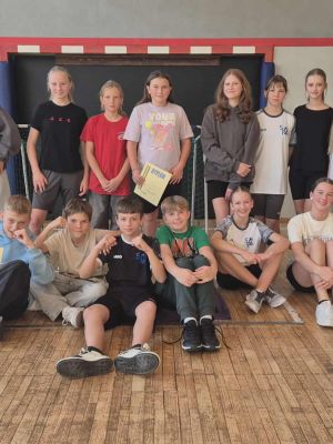 Zawodniczki i zawodnicy z drużyn dziewcząt i chłopc&oacute;w naszej szkoły biorący udział w powiatowych zawodach w unihokeja.