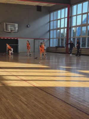 Rozgrywka dziewcząt z naszej szkoły z zawodniczkami SP z Głowna.