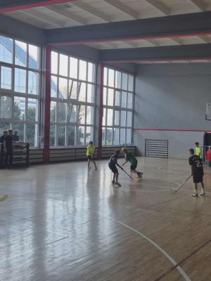 Rozgrywka chłopc&oacute;w z SP 2 w Strykowie z drużyną chłopc&oacute;w ze SP w Zgierzu.